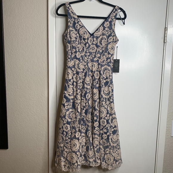 VINCE CAMUTO LACE V-NECK DRESS - Picture 1 of 7